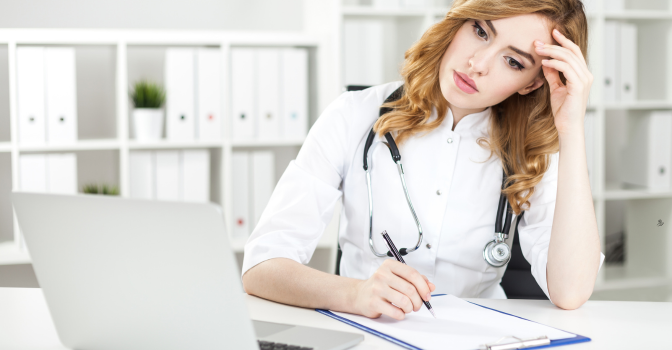 Médecin de réfléchir 
