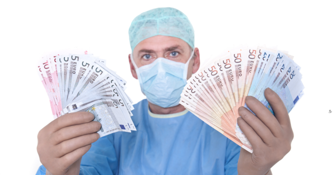 Médecin avec l'argent dans les mains 