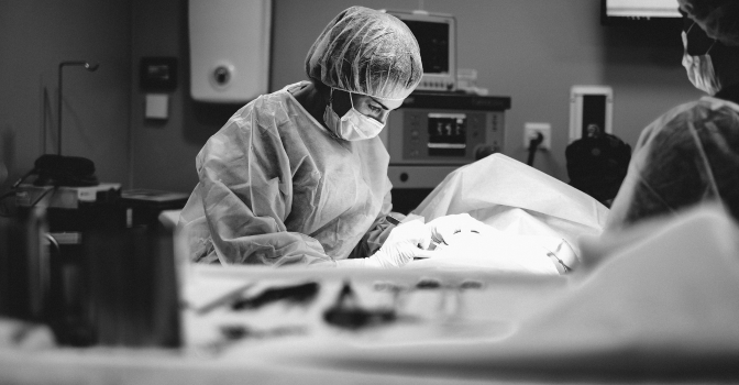 Médecin en opération 