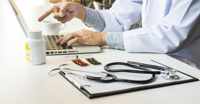 Médecin sur son ordinateur 